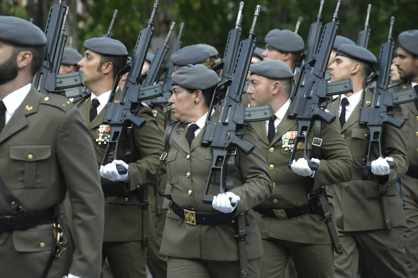 La Guardia Real y militares de Farnesio, Villaviciosa y la Academia salen a la Acera de Recoletos
