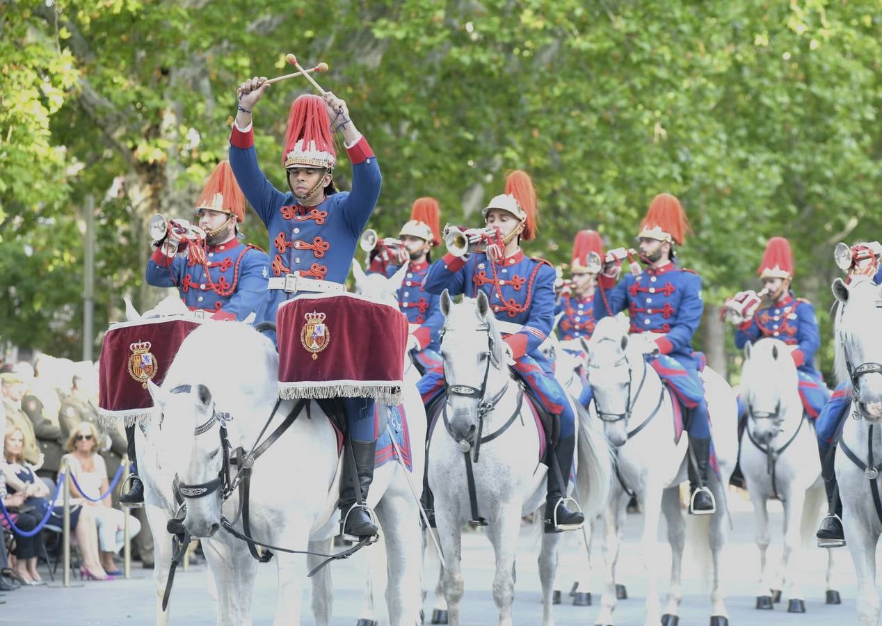 La Guardia Real y militares de Farnesio, Villaviciosa y la Academia salen a la Acera de Recoletos