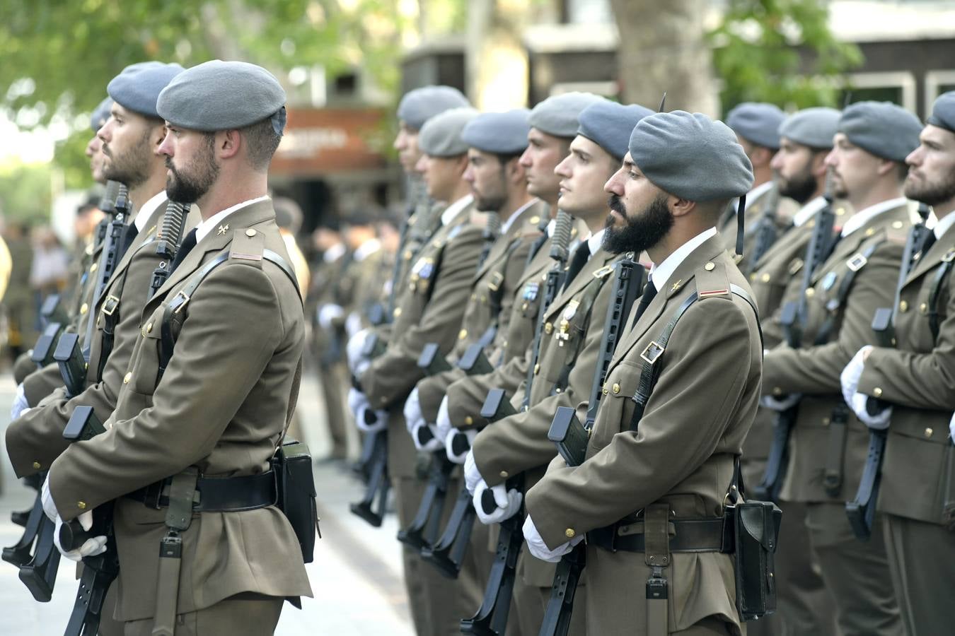 La Guardia Real y militares de Farnesio, Villaviciosa y la Academia salen a la Acera de Recoletos