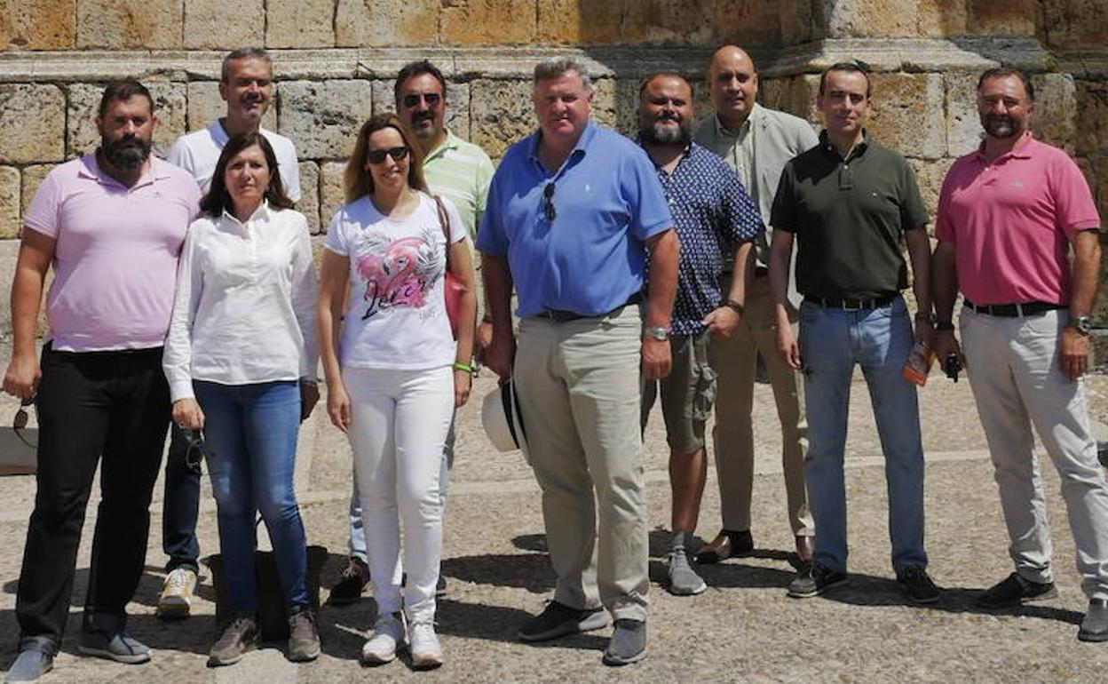 Los representantes de las DO de Castilla y León en Lerma posan con el gerente de la Fundación Edades del Hombre, Julio Cesar García. 