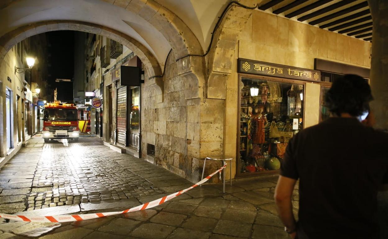 El alcalde de Salamanca, a la derecha, observa desde la Plaza Mayor cómo actúan los bomberos. 