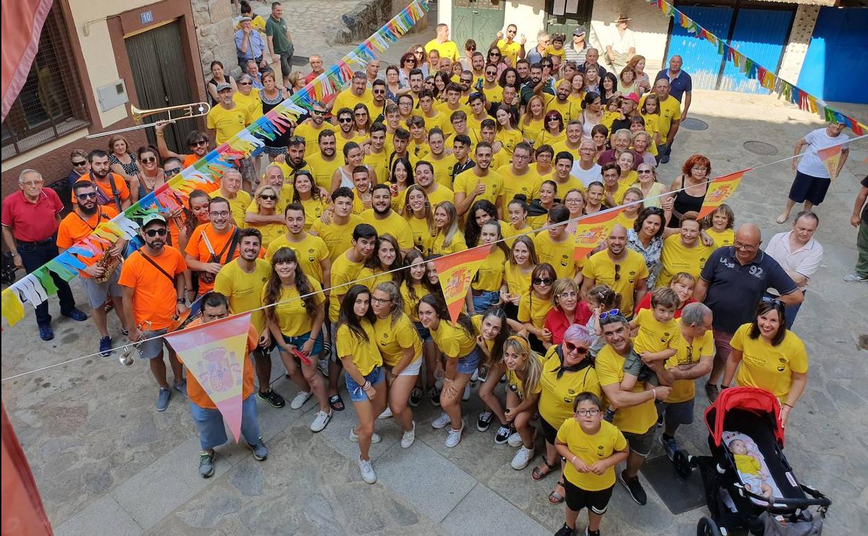 Público asistente al pregón y al inicio de fiestas en honor a Santa Ana en Madroñal, congregados en la plaza del Ayuntamiento. 