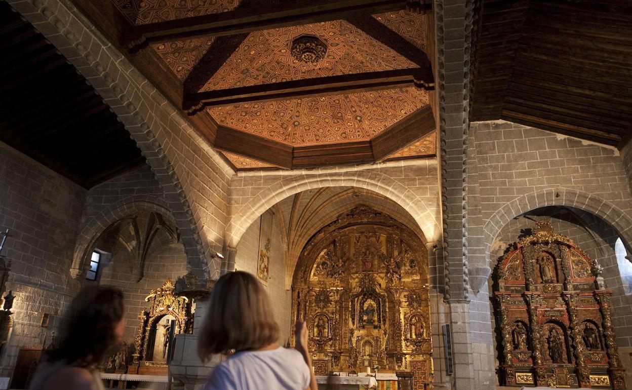 Interior de la iglesia de Macotera. 