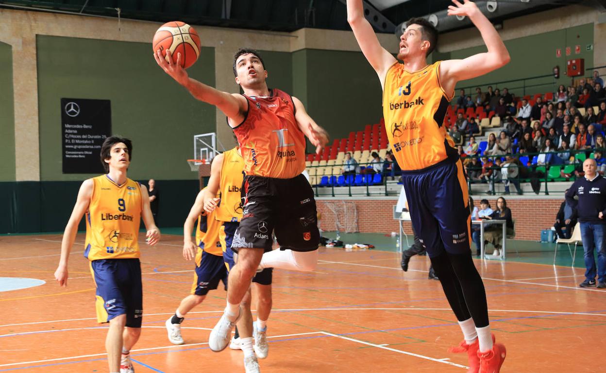 Arturo Cruz realiza una entrada a canasta con Aquimisa.