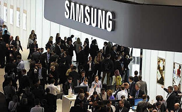 Numerosas personas en el stand de Samsung en el Mobile World Congress de Barcelona.