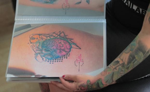 Imagen principal - Ejemplo de tatuajes geométricos, ejemplo de tatuaje de acuarelas en el Instagram de la artista y Dámaris Benito enseñando algunos de sus trabajos.
