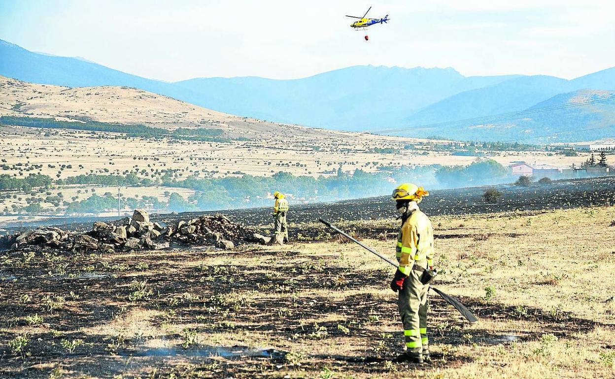 Efectivos de Medio Ambiente luchan contra el fuego, ayer, en las cercanías de Torrecaballeros. 