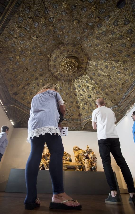 El Museo se ha visto desbordado cuando la dirección decidió abrir por la noche dos jueves de este mes | Extiende a dos jueves de agosto y varios días de septiembre la ruta guiada por sus 24 artesonados tras registrarse más de 150 personas en el ciclo 'Aunque sea de noche'