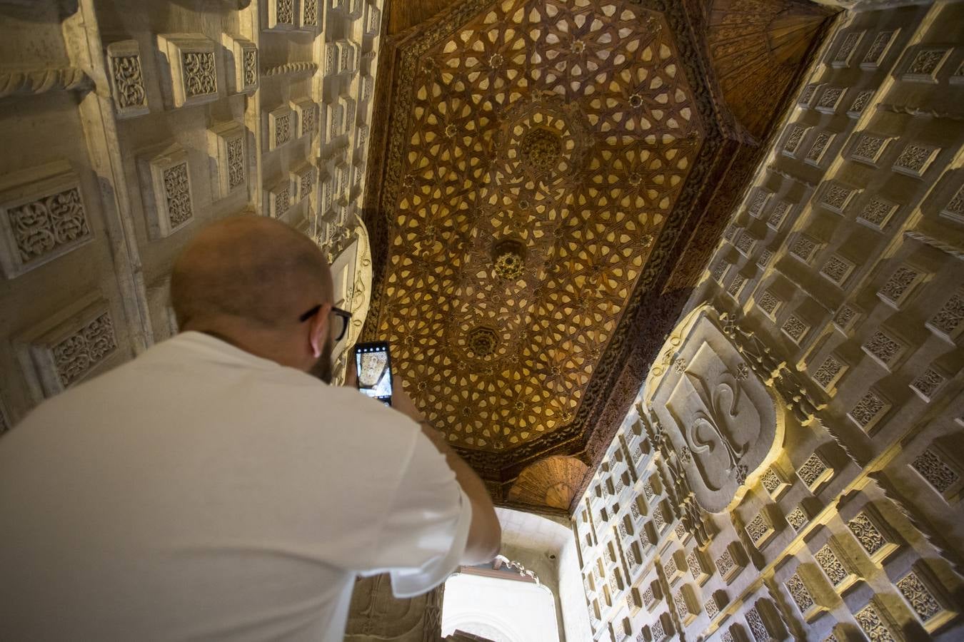 El Museo se ha visto desbordado cuando la dirección decidió abrir por la noche dos jueves de este mes | Extiende a dos jueves de agosto y varios días de septiembre la ruta guiada por sus 24 artesonados tras registrarse más de 150 personas en el ciclo 'Aunque sea de noche'