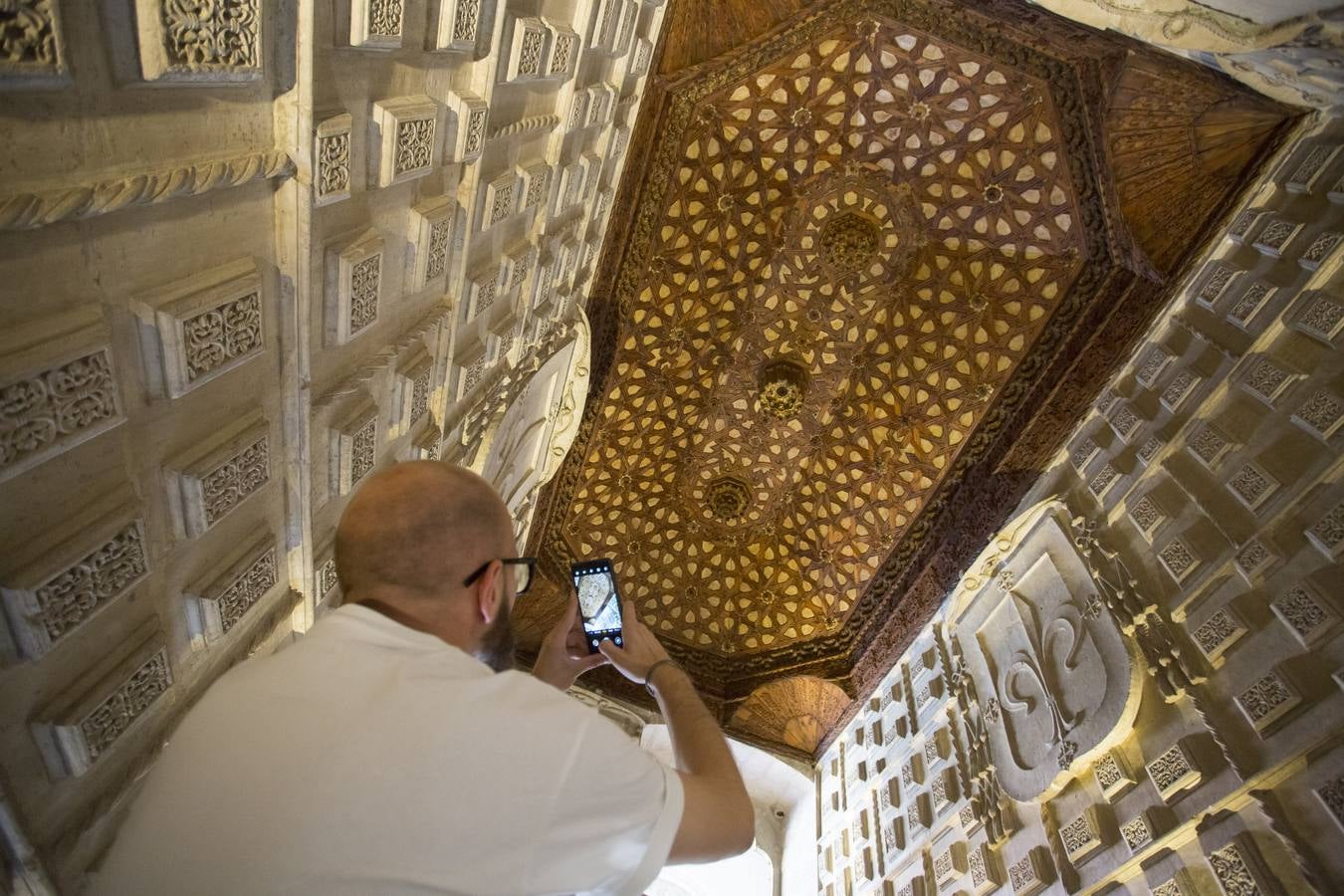 El Museo se ha visto desbordado cuando la dirección decidió abrir por la noche dos jueves de este mes | Extiende a dos jueves de agosto y varios días de septiembre la ruta guiada por sus 24 artesonados tras registrarse más de 150 personas en el ciclo 'Aunque sea de noche'