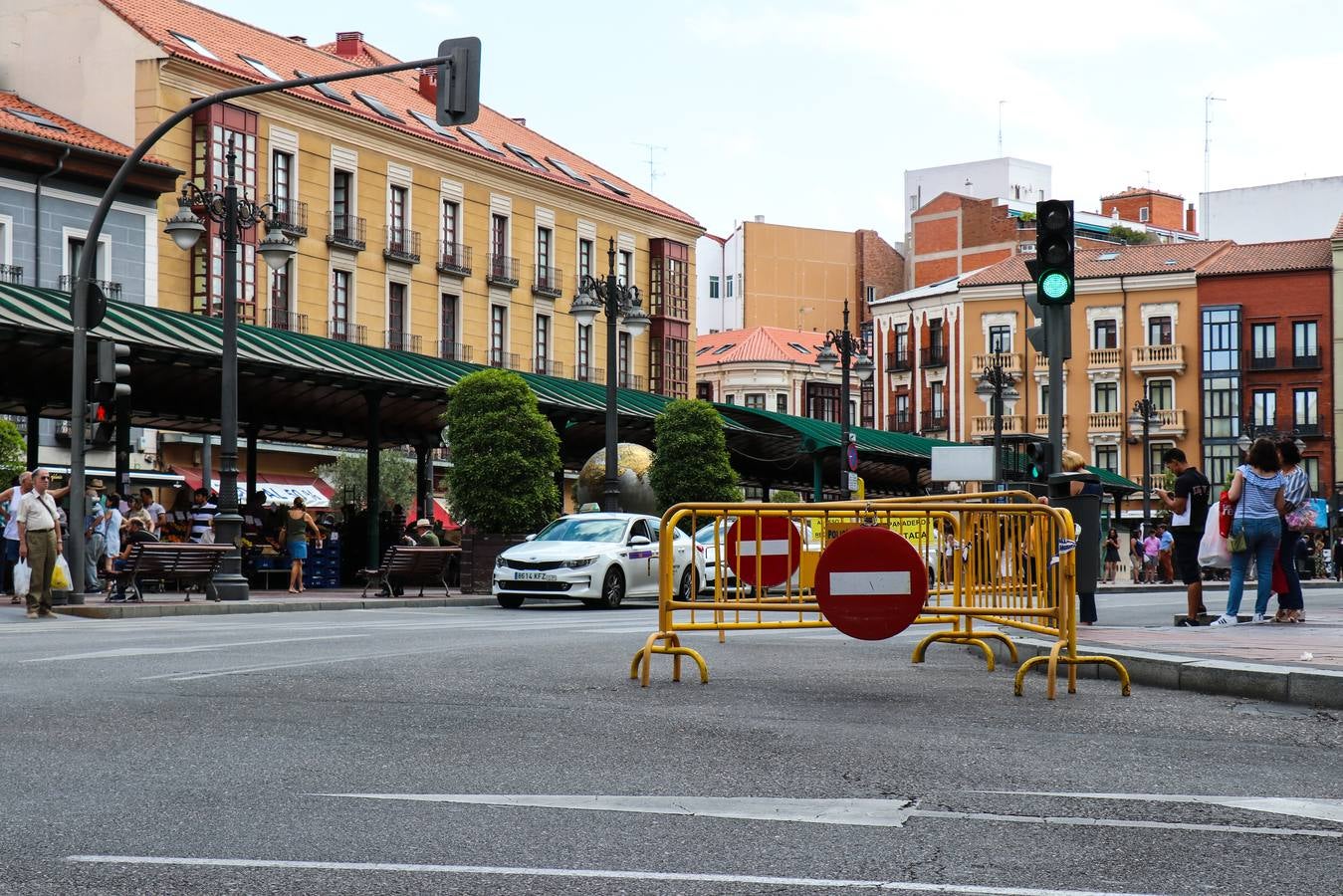 El Ayuntamiento advierte de que la medida puede prolongarse salvo que las anuncias lloviznas despejen la polución 'in extremis'