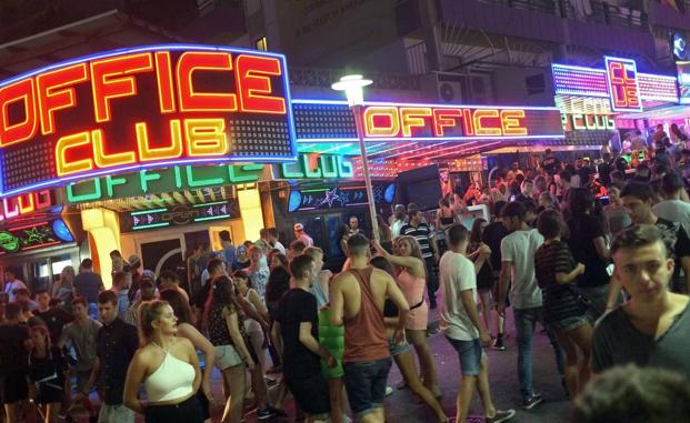 Las calles de Punta Ballena, Magaluf, repletas de jóvenes turístas aprovechan su reclamo «low cost» para emborracharse en Mallorca.