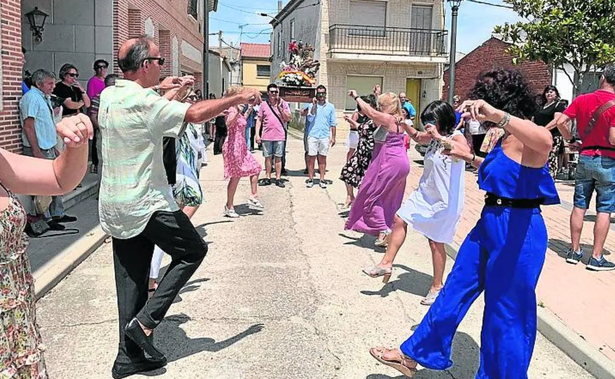 Vecinos de Megeces bailan las jotas ante la imagen.