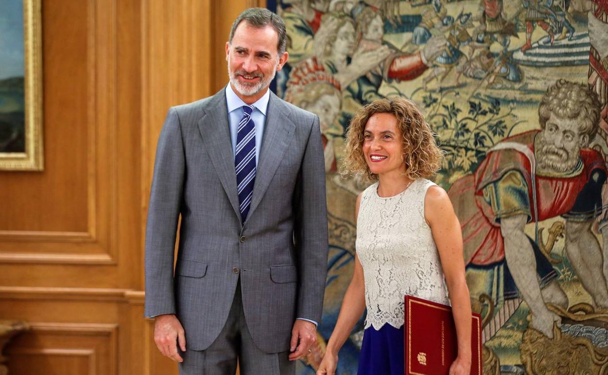 El Rey y la presidenta del Congreso de los Diputados, Meritxell Batet, posan en el palacio de la Zarzuela.