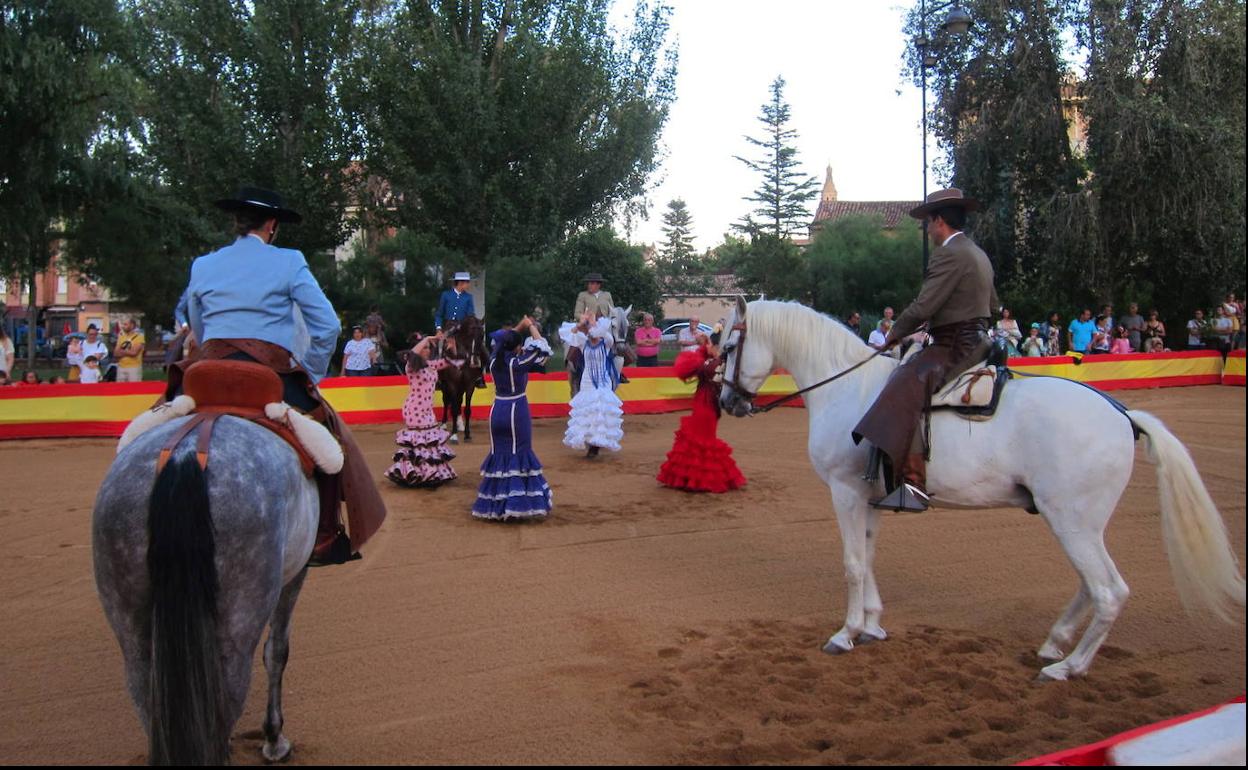 Carrusel ecuestre y baile de sevillanas tras la inauguración del encuentro.