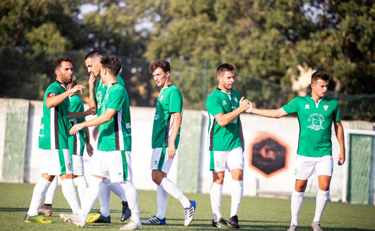 Los jugadores del Guijuelo celebran un gol en el anterior partido de pretemporada.