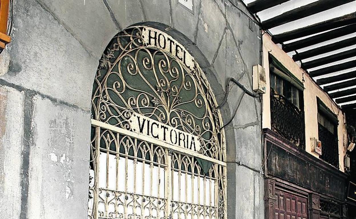 Portalón cerrado del hotel Victoria, en la Plaza Mayor. 
