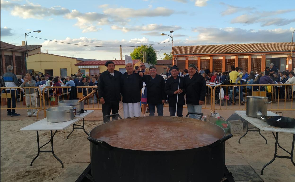 Los cocineros responsables del guiso de carne. 