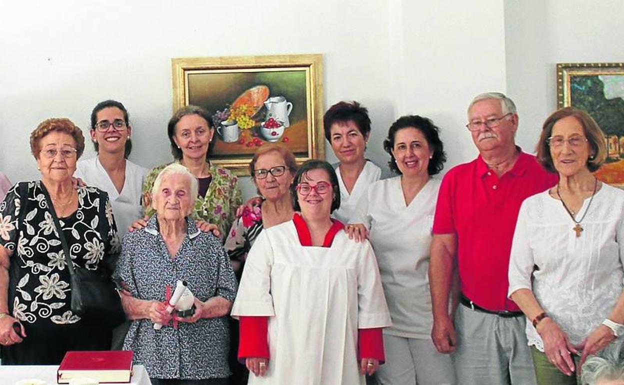 Trinidad de Pablos, rodeada de familiares y trabajadores de la residencia. 