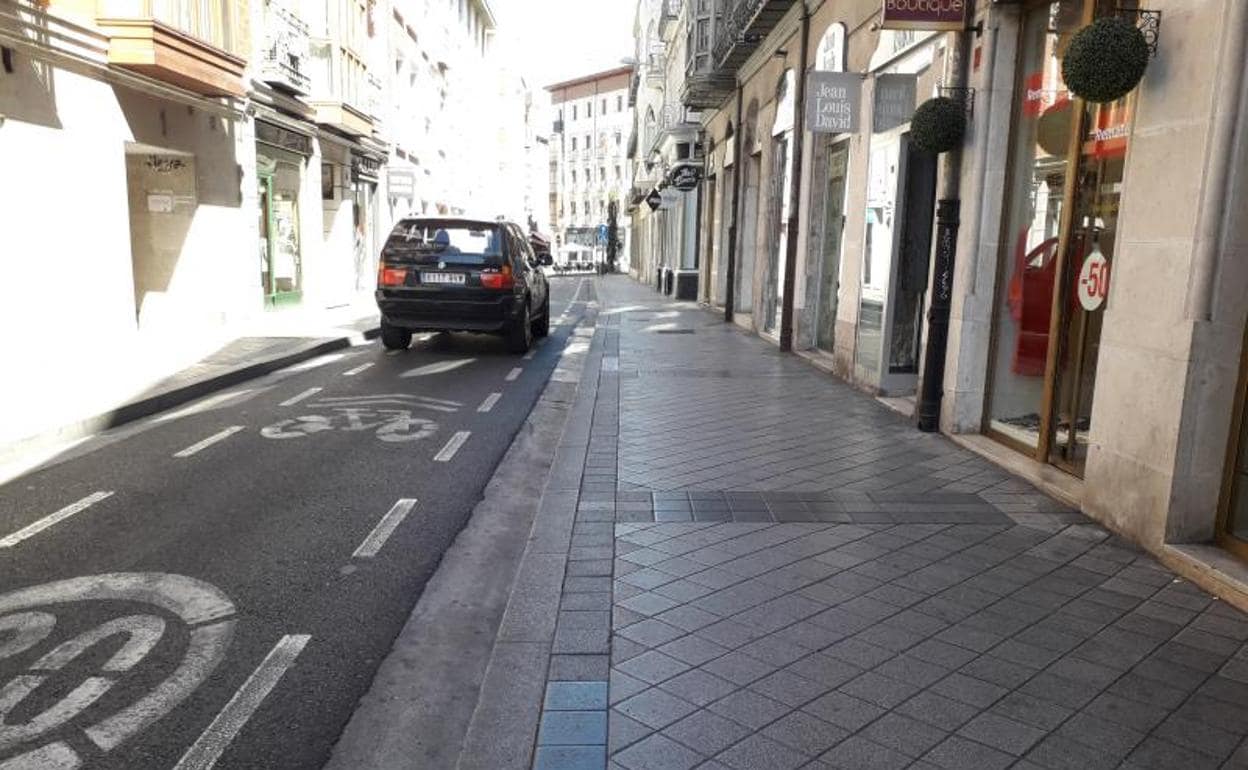 Calle Cánovas del Castillo,con limitación a 30 kilómetros por hora, donde ocurrió el accidente. 