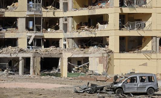 La bomba destrozó las viviendas de los agentes