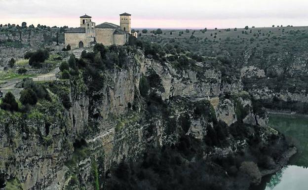 Fotograma de la película, con la ermita recreada. 