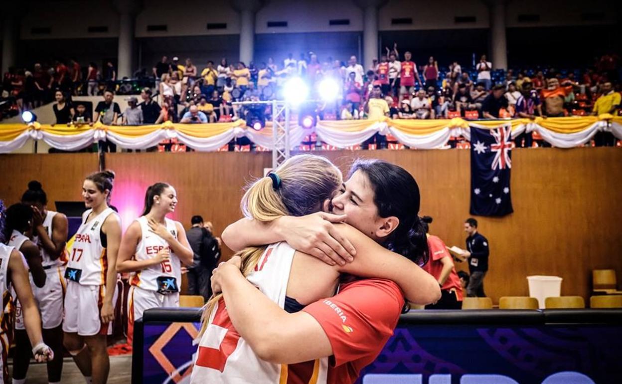 La entrenadora charra se abraza con una de la jugadoras al término del partido. 