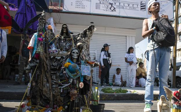 El culto a la Santa Muerte es una de las curiosidades del barrio.