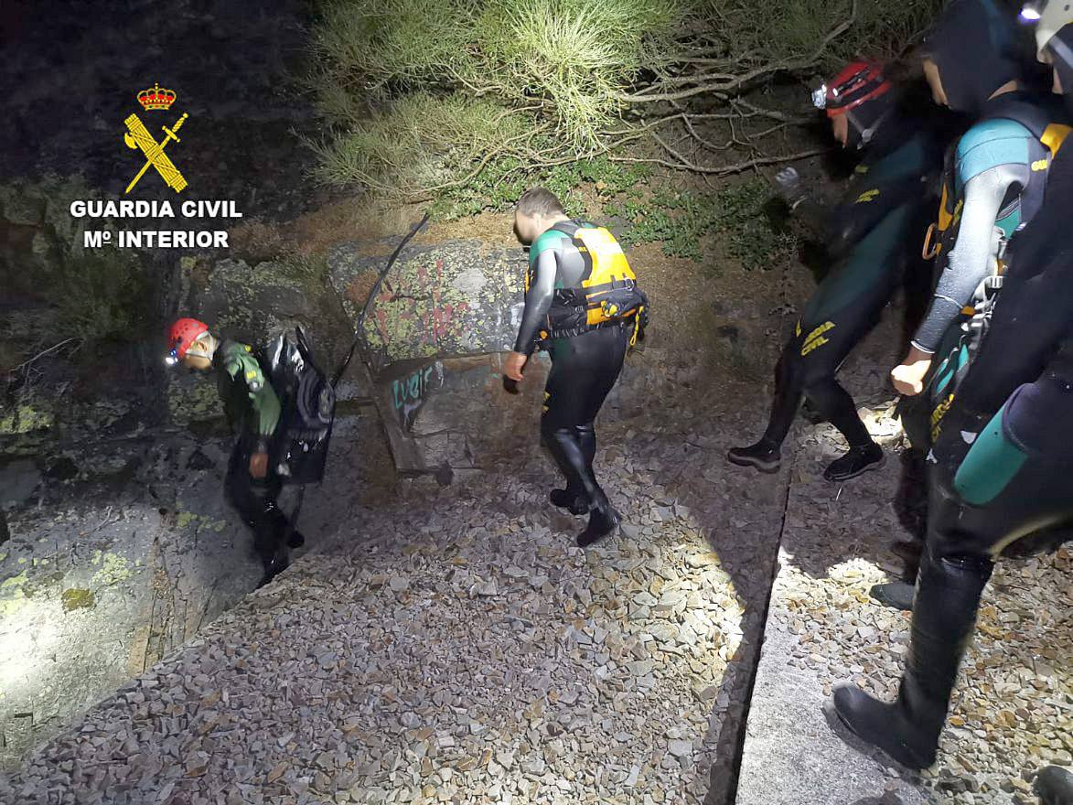 Intervención del Grupo Especial de Actividades Subacuáticas (Geas) de la Guardia Civil en el rescate de dos senderistas enriscados en la zona del pantano de San Facundo (León).