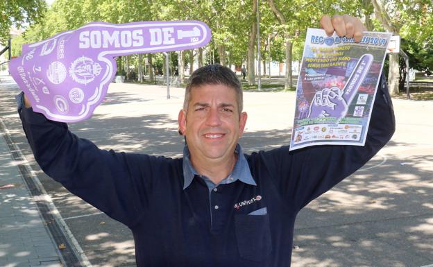 Juan Bermejo, de la Coordinadora de Peñas, con el dedo gigante y el cartel que anuncia el récord Guinness. 