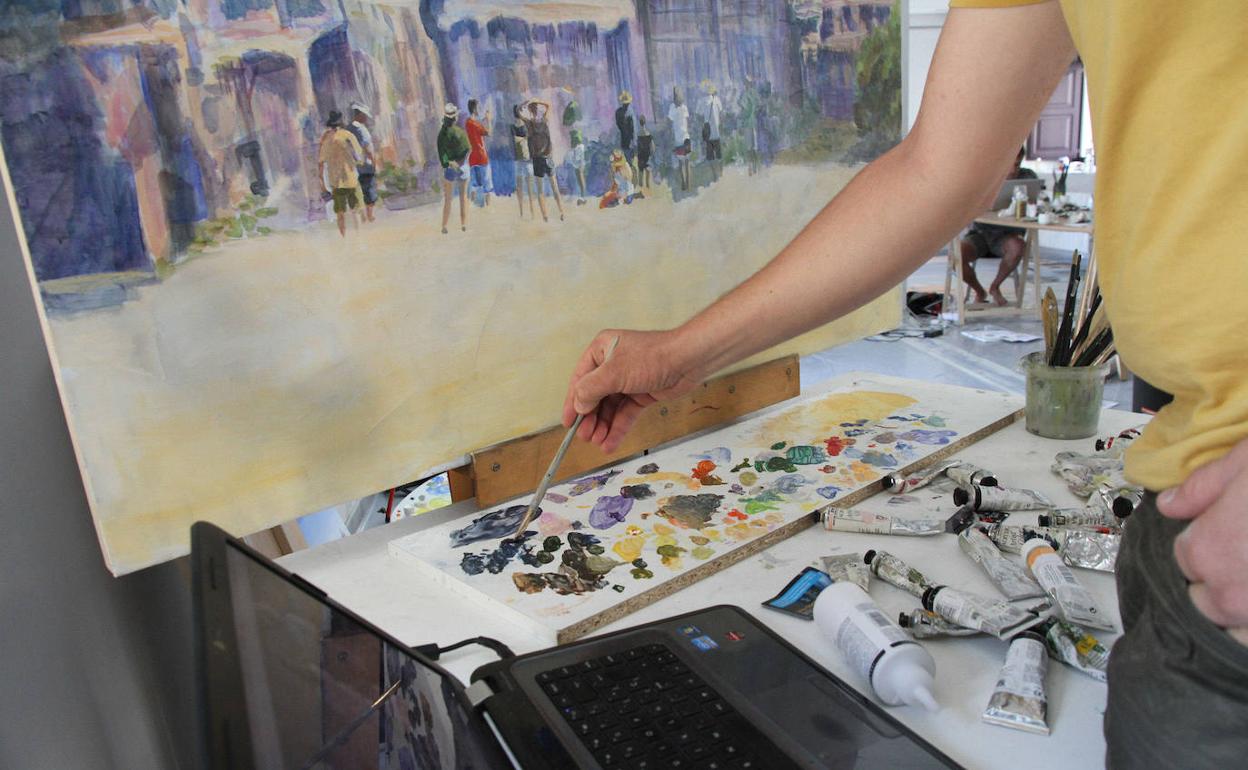 Un pintor pensionado trabaja en una calle de Segovia durante una edición anterior. 