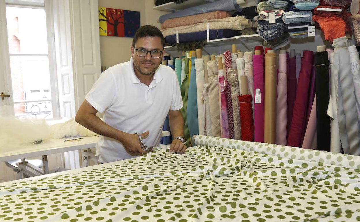 José Martín, diseñador de alta costura, trabajando en su taller.