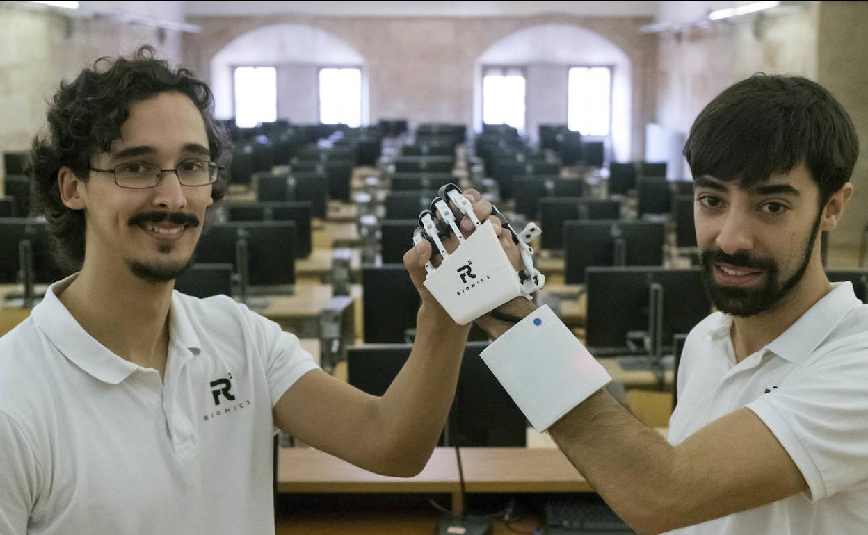 Los ingenieros informáticos Rubén Martín García y Ramiro Sánchez Torres, con el prototipo 'In my hand'. 