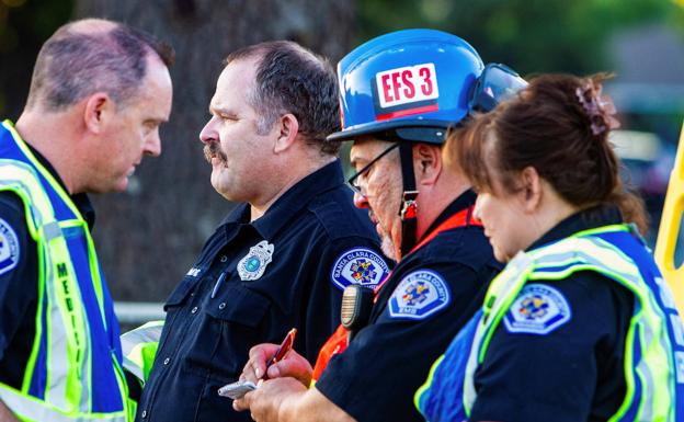 Personal de emergencia trabaja en la escena del tiroteo masivo durante el Festival del Ajo Gilroy en Gilroy, California.