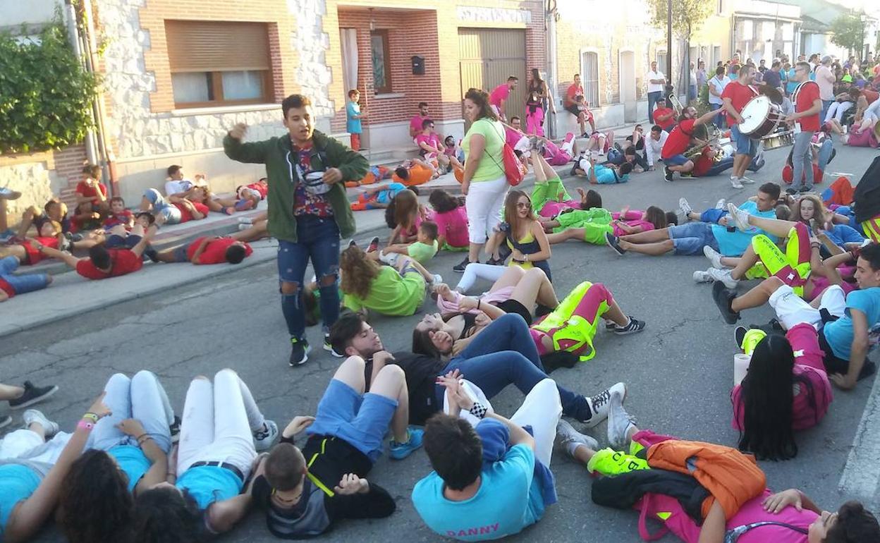 Desfile de peñas de Megeces el año pasado. 