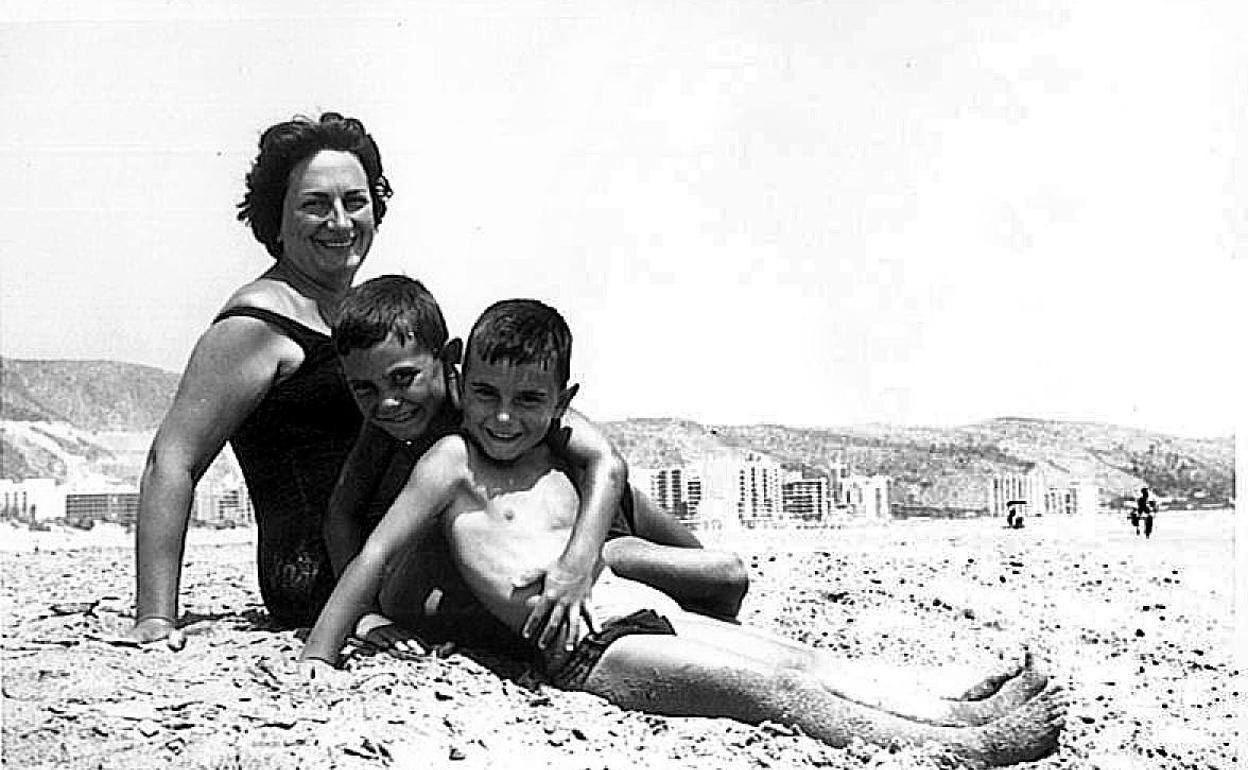 Con mi madre y mi hermano Rafa -en medio- en la playa de Cullera, en el verano de 1966.