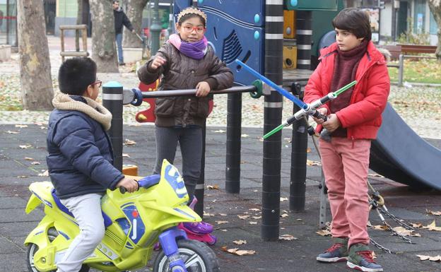 Niños jugando en un parque infantil.