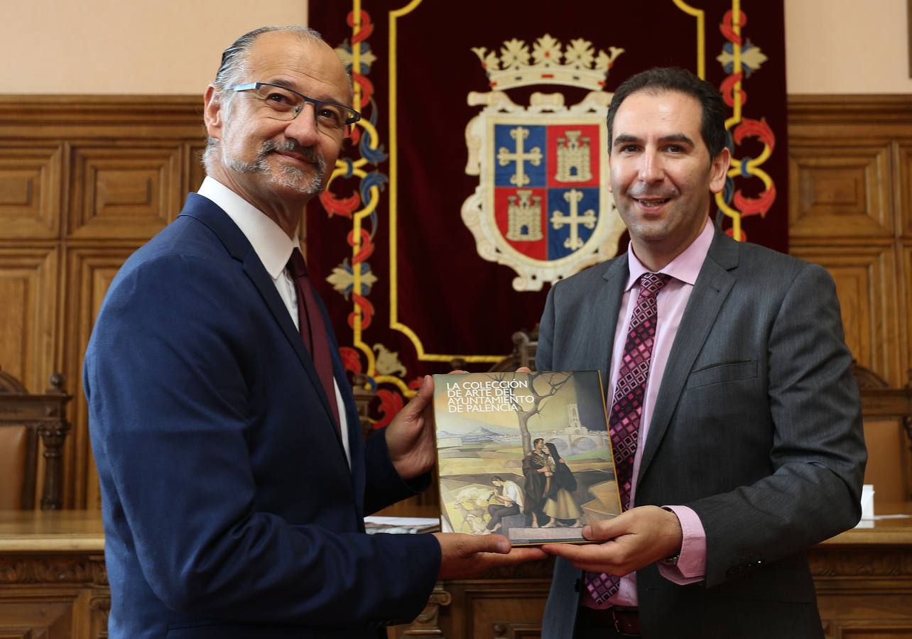 El presidente de las Cortes de Castilla y León, Luis Fuentes (i) en su visita a Palencia, se reúne con el alcalde, Mario Simón (d).
