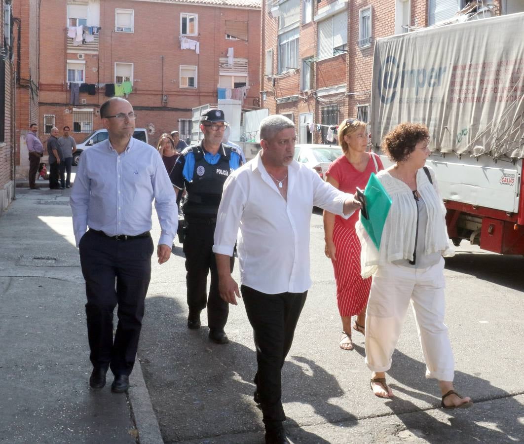 Fotos: Visita de los Concejales a las viviendas de Aramburu con el Mediador Gitano, Esteban Jimenez