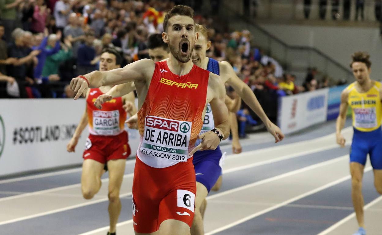 Álvaro de Arriba levanta la mano commo campeón de Europa. 