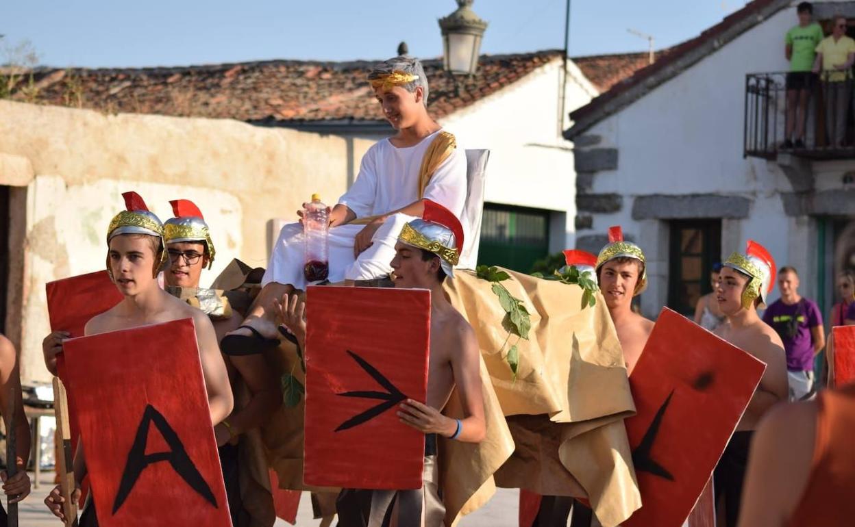 Un grupo de jóvenes de Otero de Herreros, en el momento del desfile de disfraces del año pasado.