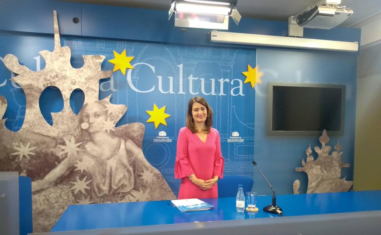 La edil de Educación, María Victoria Bermejo, instantes antes de iniciar la rueda de prensa. 