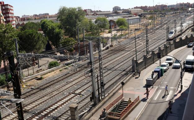 Acceso actual peatonal, que irá unos metros más arriba y, enfrente, entrada del túnel para vehículos y solar (con algunos árboles) en el que irá el paso peatonal. 