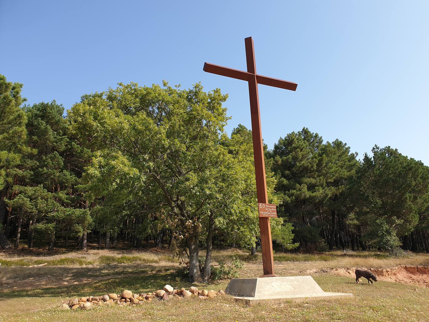 La cruz de hierro instalada en 2011 en las proximidades del embalse. 