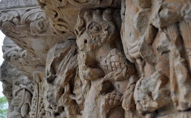 Galería. En la portada de la ermita de Santa Cecilia en Vallespinoso de Aguilar (Palencia), Satán está representado como un ser cubierto de escamas, con pezuñas y una especie de cresta. 