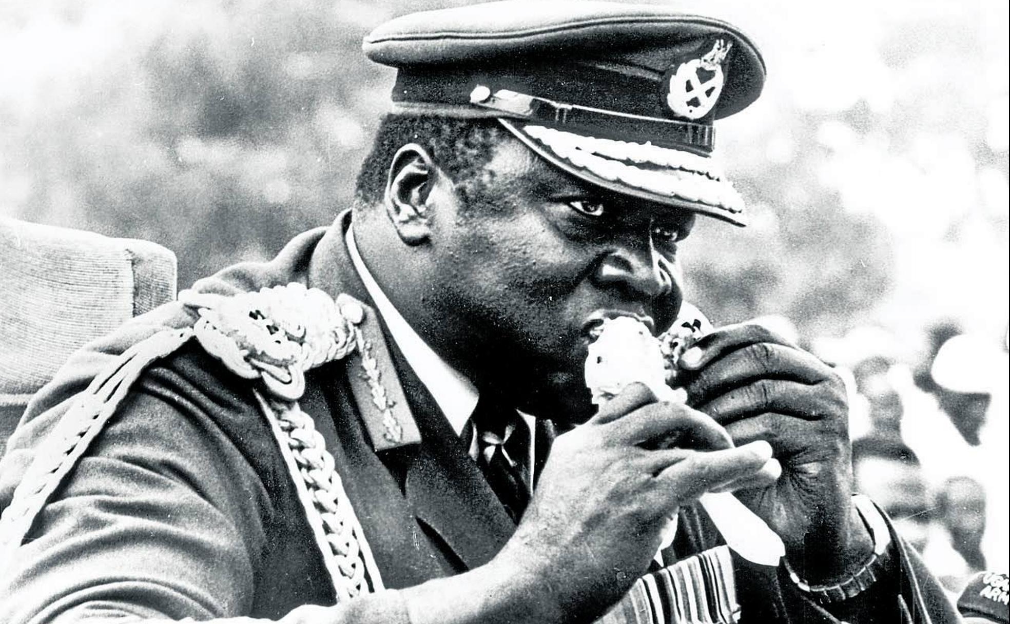 El temible dictador de Uganda, Idi Amin, da cuenta de un muslo de pollo durante un desfile.