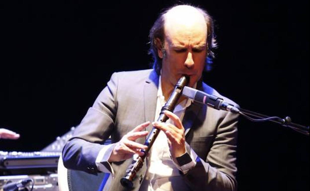 Carlos Nuñez durante una actuación en Palencia. 