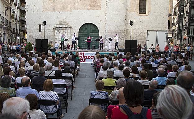 Actuación de Emplazados en el Atrio de Santiago.