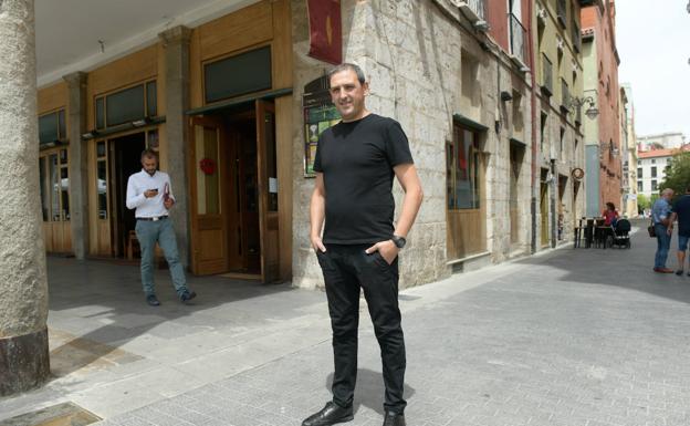 José Carlos García en la esquina de la calle Jesús con la Plaza Mayor.