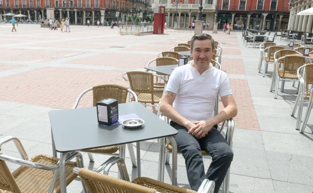 Álvaro Alonso, en la terraza del Voraz. 